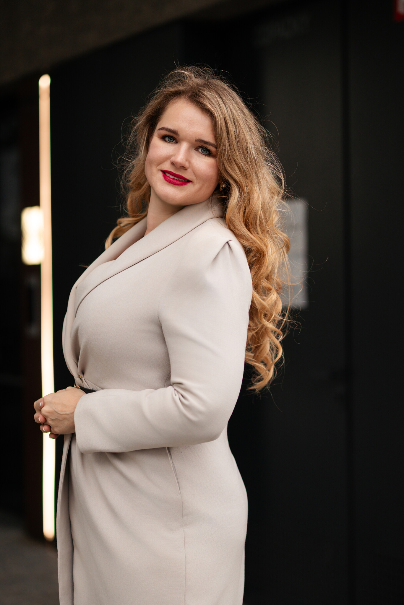 Adéla Křížová portrét Adéla Křížová - advokátka, která mluví vašim jazykem